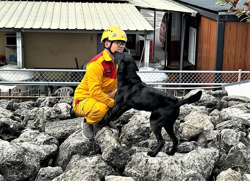 領犬員黃國峰及夥伴Brook共同受理測驗指示，需完成服從測驗及瓦礫堆搜索測驗。