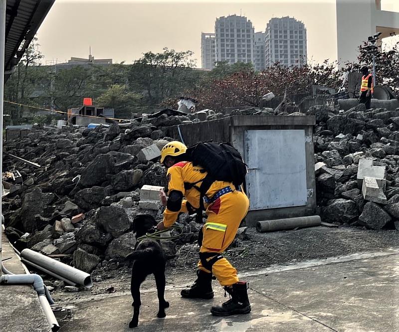 領犬員周彥豪及夥伴Ultra執行測驗，過程中會有人群、其他大型犬隻圍繞及不定時槍聲干擾，還有水平梯、長隧道、犬隻搬運、不平坦地面等測驗流程。