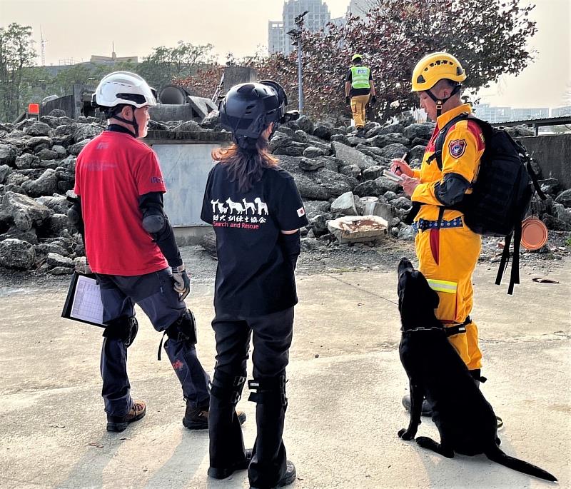 領犬員周彥豪及夥伴Ultra執行測驗，過程中會有人群、其他大型犬隻圍繞及不定時槍聲干擾，還有水平梯、長隧道、犬隻搬運、不平坦地面等測驗流程。