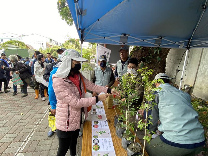 憑2張114年1-3月份發票可以換取一株苗木，當日預計兌換950株苗木。