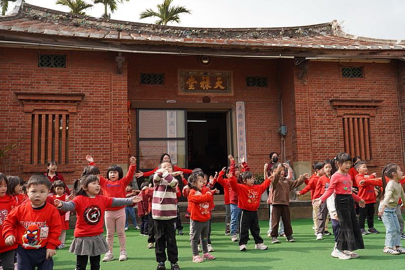 幼兒園隱身百年三合院「天祿堂」   楊文科縣長喜見客家文化從小紮根