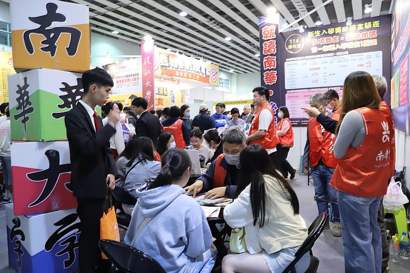 南華大學參加大學博覽會宣揚辦學特色與績效,吸引許多考生及家長前往瞭解,深獲考生青睞。