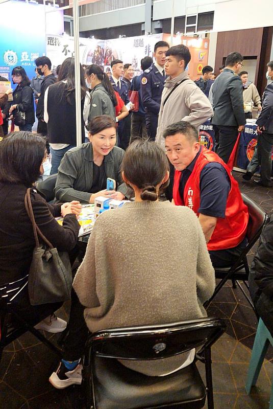 南華大學參與大學博覽會,賴淑玲副校長(左)與何應志學務長(右)於高雄場為考生及家長介紹辦學特色與就學優勢。