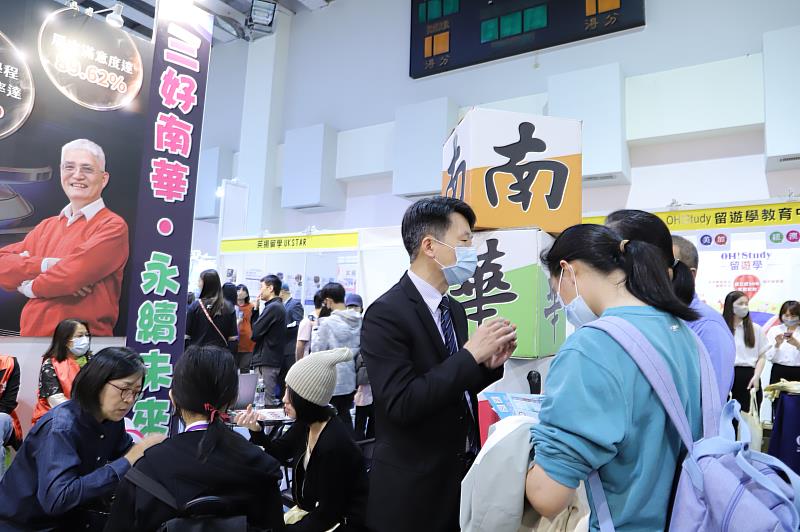 南華大學參與大學博覽會,周建明教務長於台北場為考生及家長介紹辦學特色與就學優勢。