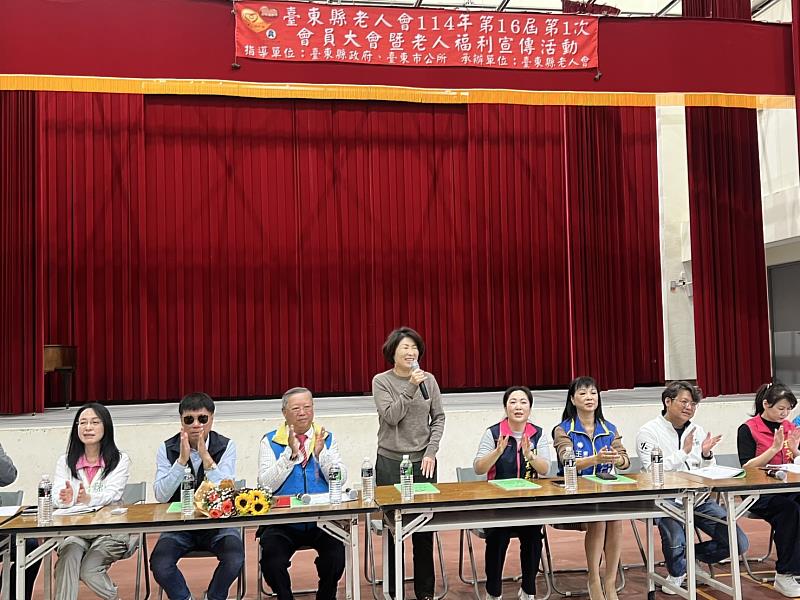 臺東縣老人會今交接 吳振貴就任理事長 饒慶鈴致贈紅榜恭賀允諾縣府持續提升長者福利