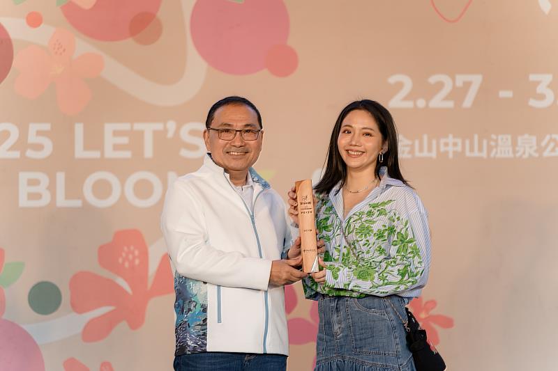 新北市長侯友宜頒發萬金杜鵑園藝景觀競賽評審大獎，由浪花花藝陳艾琳與利和苗圃游金和共同創作的「門前」榮獲大獎