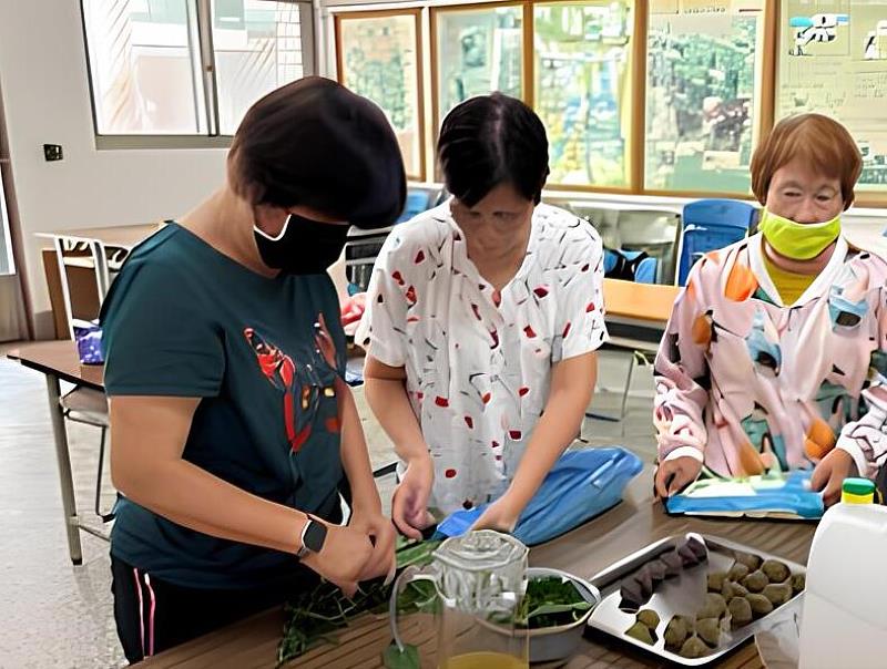 使用在地食材入菜,樂活健康食堂規劃多種套餐組合菜色的健康餐盤,讓長輩餐餐都能均衡飲食。