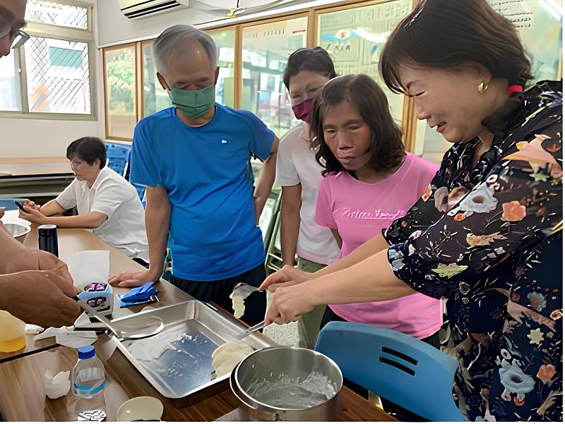 樂活健康食堂課程由五權社大永續環境講師群與主婦聯盟合作社共同合作,為長輩示範如何做出營養美味的低碳飲食。