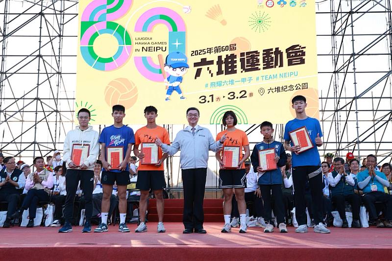 第60屆六堆運動會開幕式,由行政院長卓榮泰頒發獎勵給六堆優秀選手(左起後堆內埔郭立陽、後堆內埔潘毅融、前堆長治黃正琦、行政院長卓榮泰、前堆長治張品倢、前堆麟洛陳詠騰、後堆內埔潘尚余)