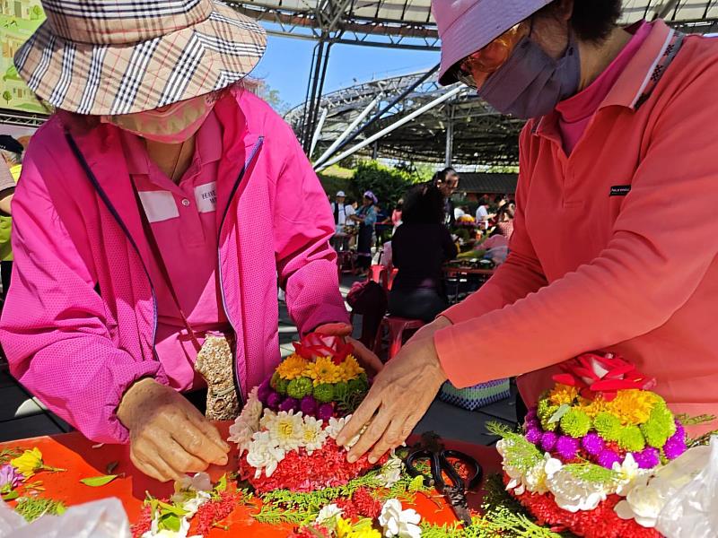 六堆蓋鬧熱，民眾體驗盤花