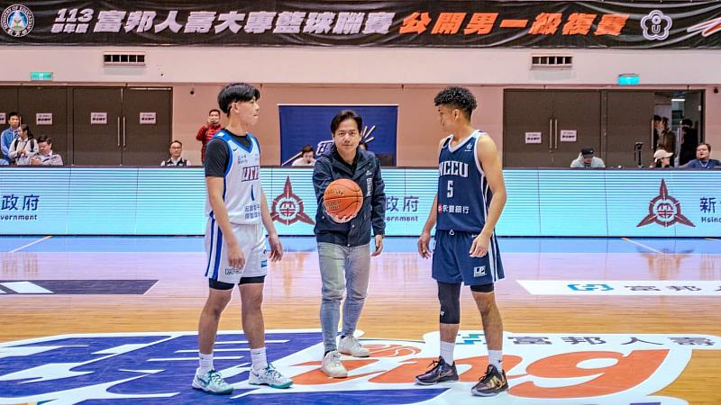 邱臣遠代理市長開球,兩位前光復高中球員為政大-林恩宇(右一)、健行-周宏綸(左一)。