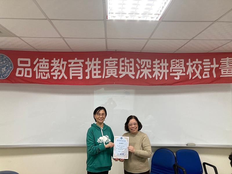 申玉微學務長(左)希望學生將此價值觀內化於心,影響周遭,讓「友善」成為約翰人的共同語言與文化。