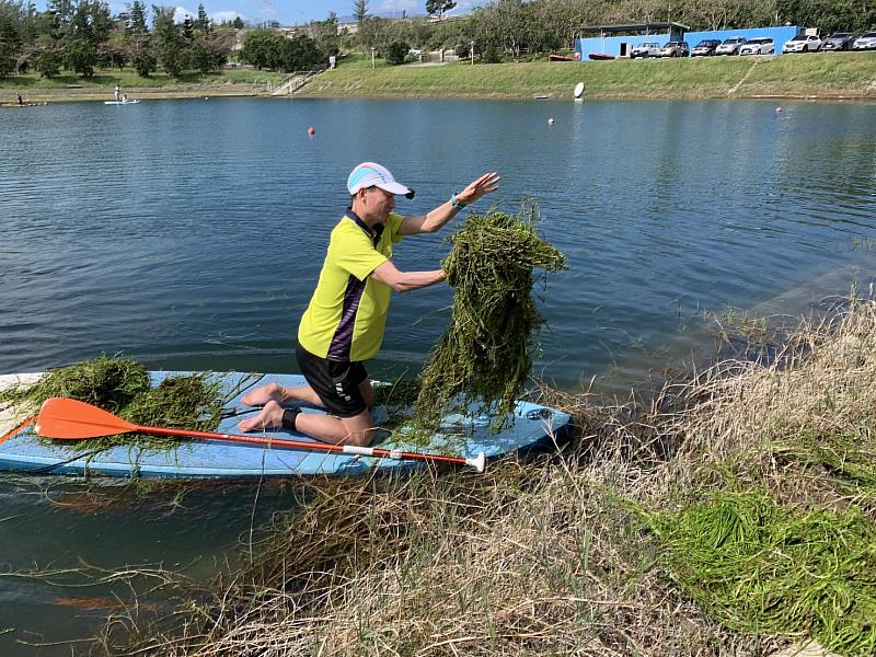 提升水域活動安全！臺東水中運動訓練協會 清理活水湖過長水草