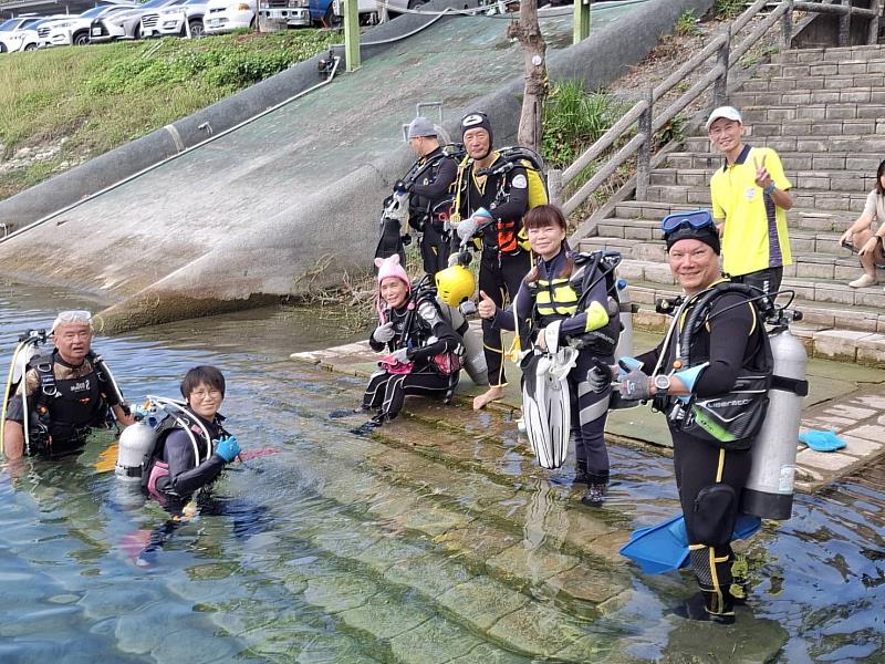 提升水域活動安全！臺東水中運動訓練協會 清理活水湖過長水草