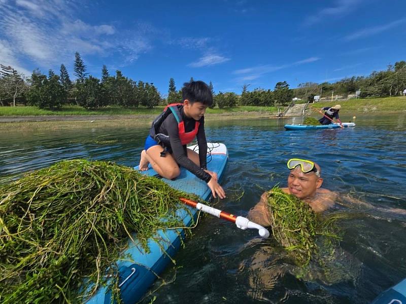 提升水域活動安全！臺東水中運動訓練協會 清理活水湖過長水草