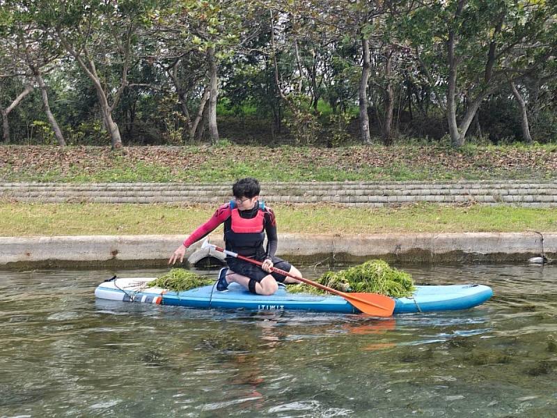 提升水域活動安全！臺東水中運動訓練協會 清理活水湖過長水草