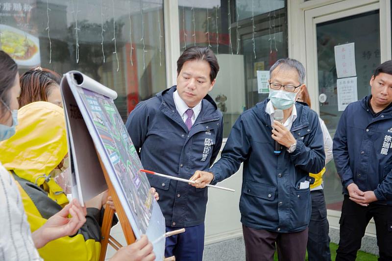 代理市長邱臣遠致詞，現場講解改善方案