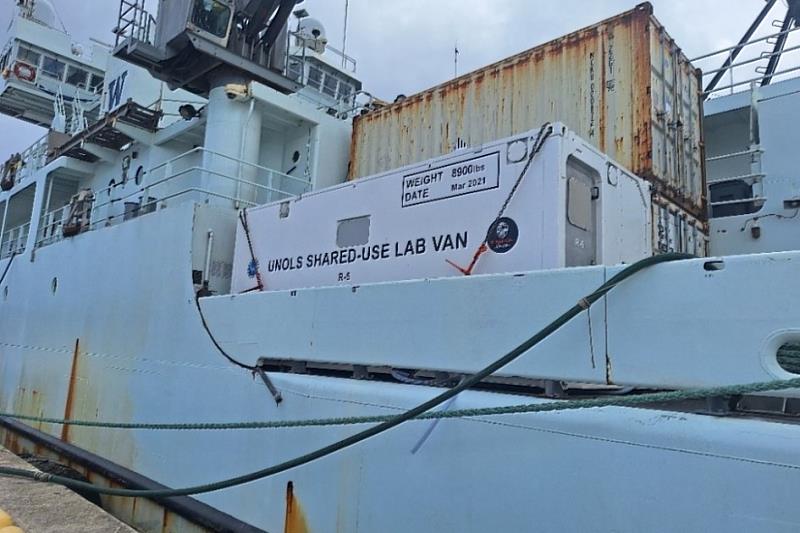 美國湯普森研究船(RV Thomas G. Thompson)2月22日停靠高雄港進行物資補給