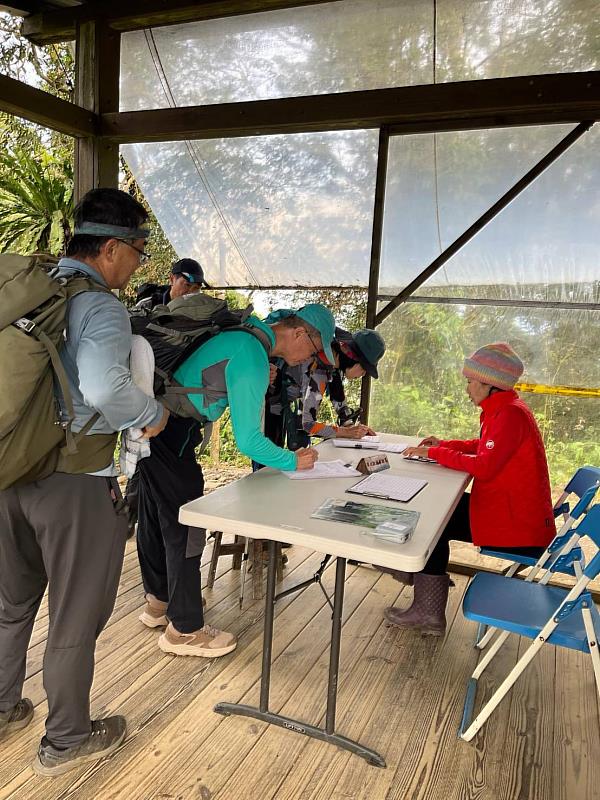 舊登山口管理站重新開放後的登山客