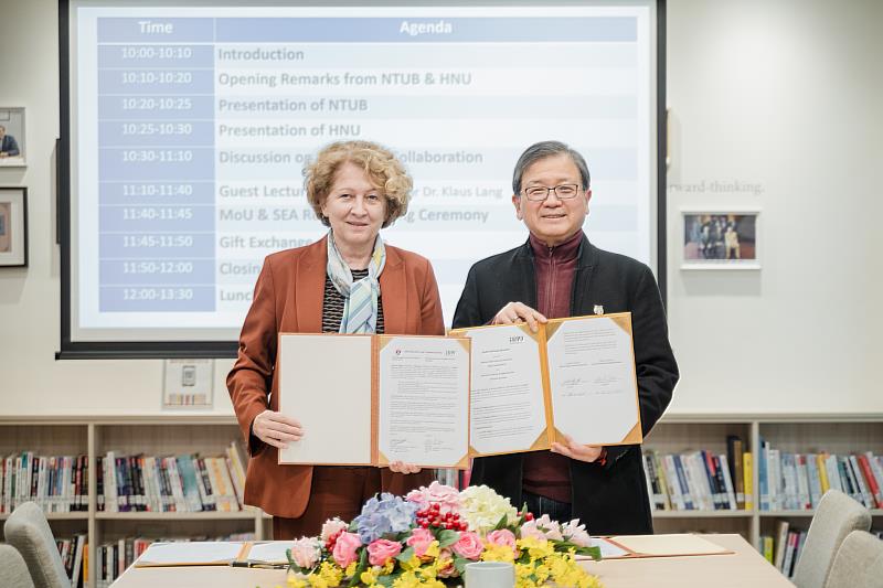 北商大任立中校長與德國新烏爾姆應用科技大學校長Professor Dr.Uta M.Feser簽署合約。
