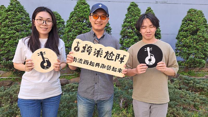 南臺科大『跨樂尬陣：南流西起共融藝起來』USR計畫，榮獲《遠見》USR大學社會責任獎「在地共融組」入圍肯定。計劃以西港在地文化為核心，透過音樂、影像等多樣媒介，創作富含在地元素的歌曲、紀錄片與電子書，並與『躍演』劇團合作共創音樂劇。更結合國際交流，與新加坡南洋理工學院共同開發AR導覽軟體，讓西港陣頭文化以全新面貌躍上國際舞台，吸引更多人認識西港的文化魅力。