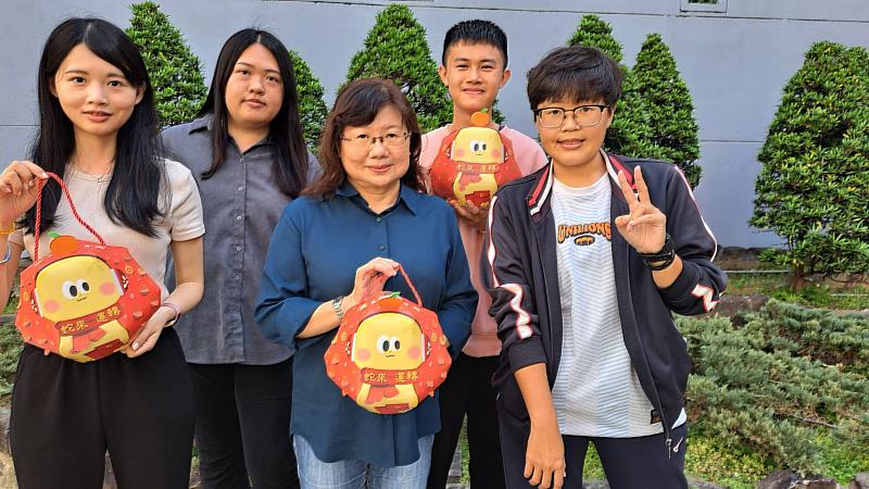 南臺科大「珍視開台郊商貿易文化：攜手住民打造博物館永續老街」USR計畫，榮獲《遠見》USR大學社會責任獎「在地共融組」入圍肯定。計畫結合MR科技，重現昔日五條港繁華風貌，更與居民協力打造特色燈展，成功將神農街轉型為富含文化底蘊與創新魅力的「博物館永續老街」。