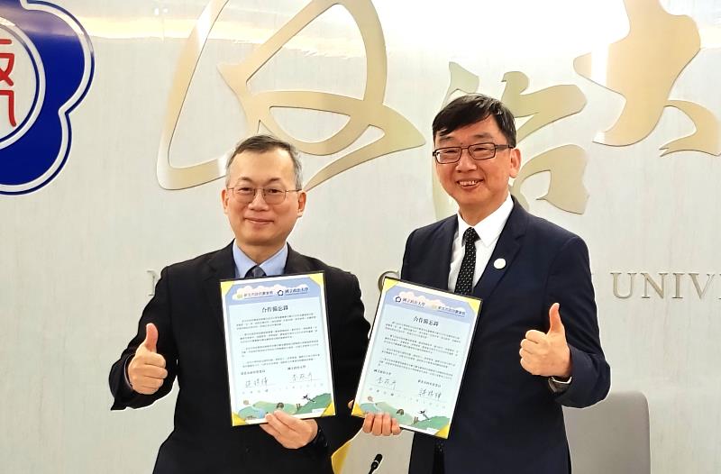 政治大學校長李蔡彥(左)與新北市政府農業局諶錫輝(右)簽署合作備忘錄，響應聯合國永續發展目標