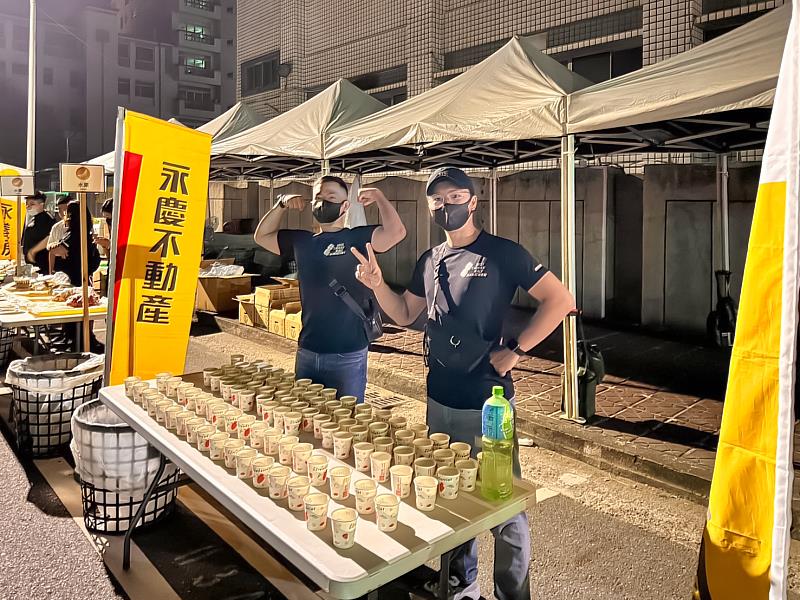永慶不動產與永義房屋共60名夥伴擔任活動志工,遞送食物、飲料,助跑者們補足元氣、順利完賽。