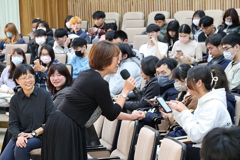 楊馥如博士以自身經歷鼓勵學生勇敢探索,強調成功的關鍵在於行動與突破心理障礙