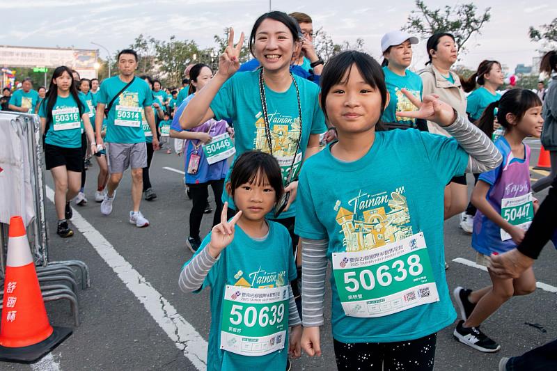 參與此次馬拉松的南大數位系系友來自全台各地