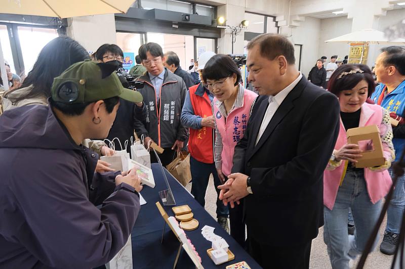 官網-副縣長陳見賢仔細聆聽產品分享