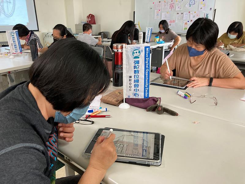 學員於彌陀公園圖書館創作繪本內容