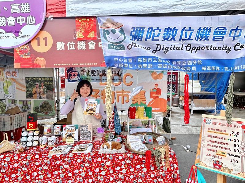 彌陀數位機會中心曾雅蓮主任於市集活動推廣繪本