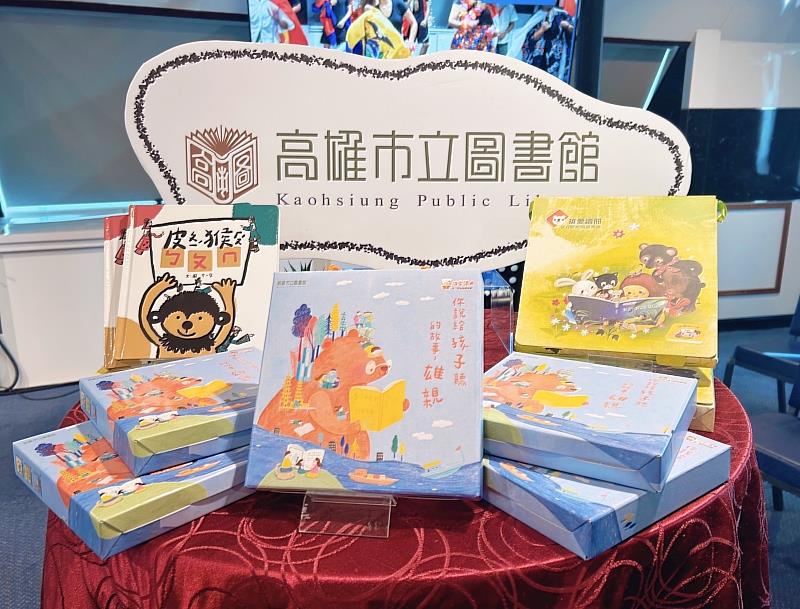資管系輔導彌陀DOC製作「皮猴ㄅㄆㄇ」繪本，登上「望僕號」與國際讀者發表見面