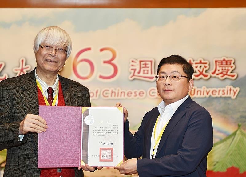 李家儂教授(右)在文化大學任教14年，期間主持23件國科會研究計畫，並連續16年獲得國科會計畫支持，獲文大陳泰然董事長(左)頒授獎章。