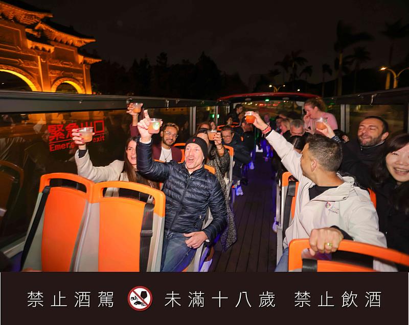 來自各國的貴賓在巴士上舉杯共飲,隨著台北夜景流動,氣氛熱烈,展現國際外賓接待專家策劃來台旅程的多元與活力。(資料來源:飛亞旅行社)