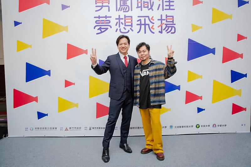 圖3 代理市長邱臣遠與竹市客家音樂人黃子軒合照,肯定在地青年在竹市創作