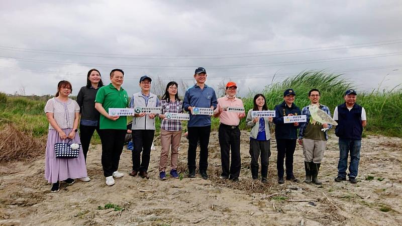 林業保育署、嘉義分署、野生動物急救站、保七總隊第七大隊、臺南市政府、第六河川分署、臺南市野鳥學會及嘉義大學研究團隊4日傍晚一同帶著滿滿祝福，將長大的草鴞幼鳥成功野放