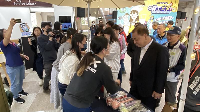 新竹縣政府陳見賢副縣長與議員們共同參觀創業團隊攤位