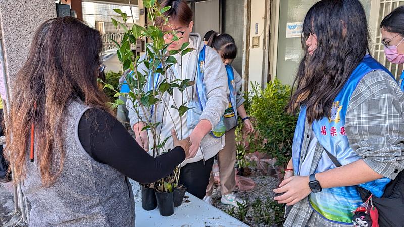 苗栗縣救國團帶領高中職青年參與捐發票贈樹苗活動