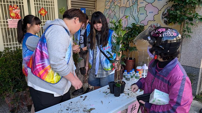 苗栗縣救國團帶領高中職青年參與捐發票贈樹苗活動