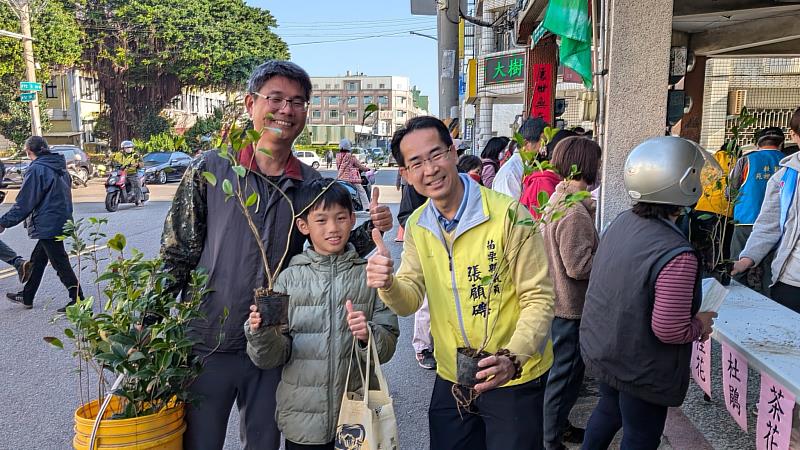 苗栗縣救國團帶領高中職青年參與捐發票贈樹苗活動