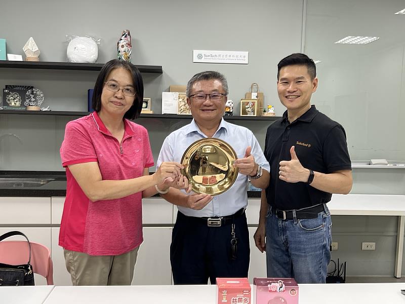 雲科大與矽品合作討論會議合影(郭昭吟主任、矽品陳昆森經理、鄭宇伸院長)