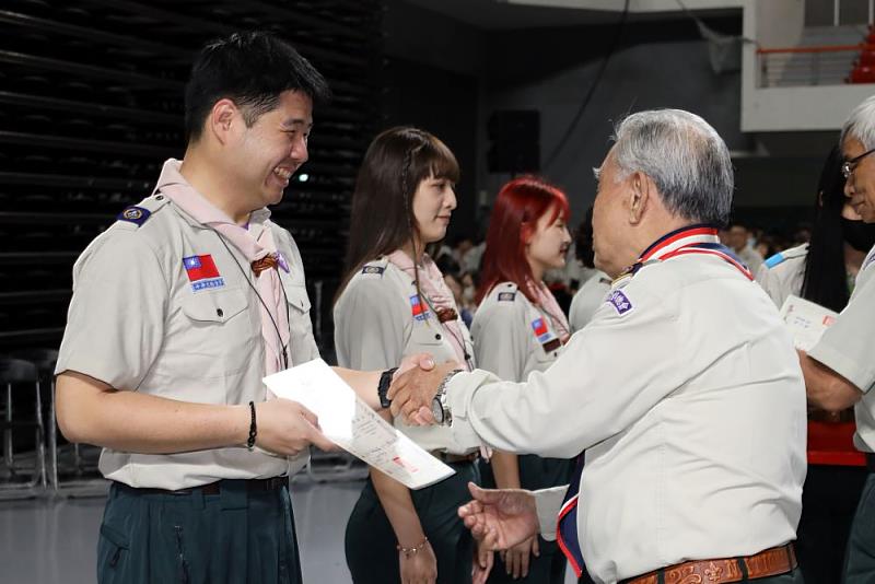 慶祝三五童軍節,新竹縣政府教育局今(5)日在新竹縣體育館辦理113年度績優人員表揚典禮暨慶祝大會。