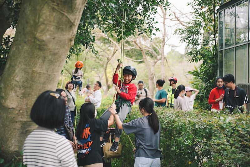 國立金門大學敏捷攀樹社帶領攀樹體驗，歡迎大小朋友用身體擁抱大自然。圖片提供／蓊蓊書店