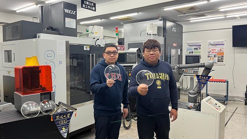 東海大學工工系副教授葉家宏及研究團隊成功運用3D列印技術克服車頭燈透鏡製造。