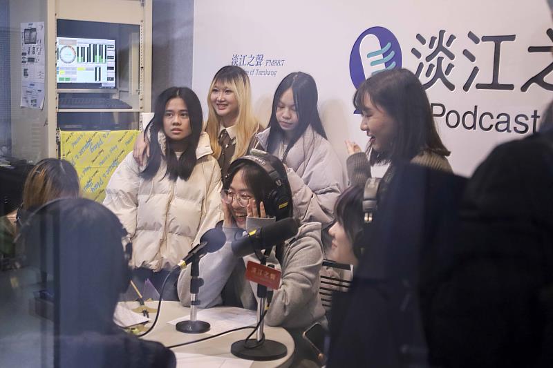 南港高中學生在淡江大學大傳系實習媒體「淡江之聲」體驗廣播實作。(圖/淡江大學提供)