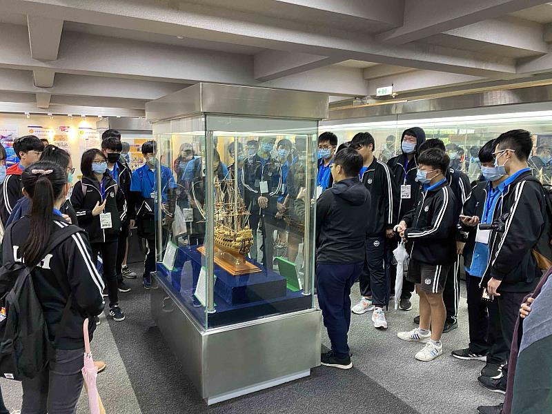 基隆高中師生參訪淡江大學海事博物館,聽取導覽人員說明。(圖/淡江大學提供)