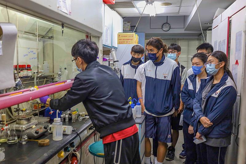 淡水商工高二、三學生參訪淡江大學化學系實驗室及實作。(圖/淡江大學提供)