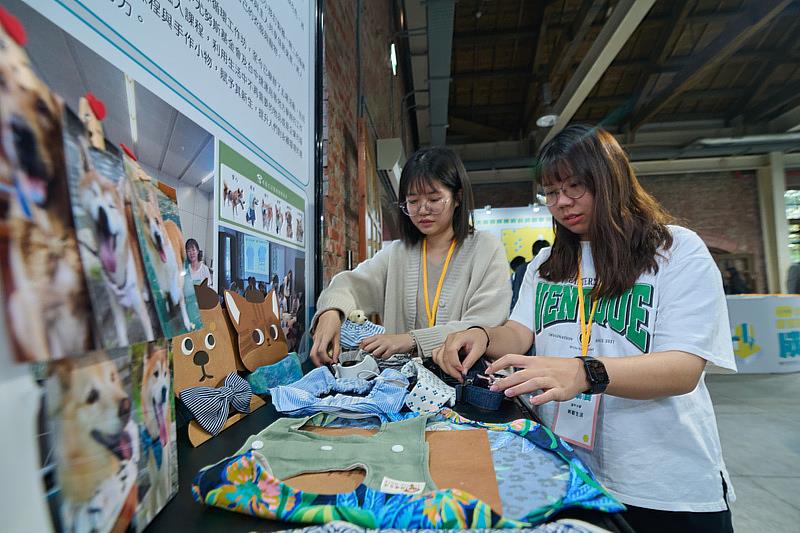 2024年信義房屋社區一家計畫「深耕校園類」《大專青年類》首獎的逢甲大學「再寵生活」團隊為例，他們結合地方弱勢團體，透過二手衣募集，將回收的舊衣重新改造成寵物衣物販售。